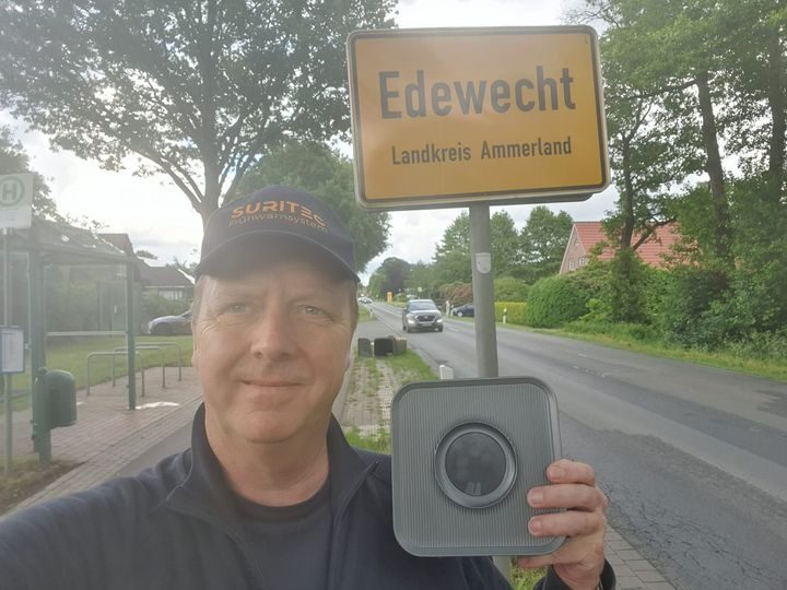 Michael Meyer mit dem Frühwarnsystem FRED am Ortsschild Edewecht