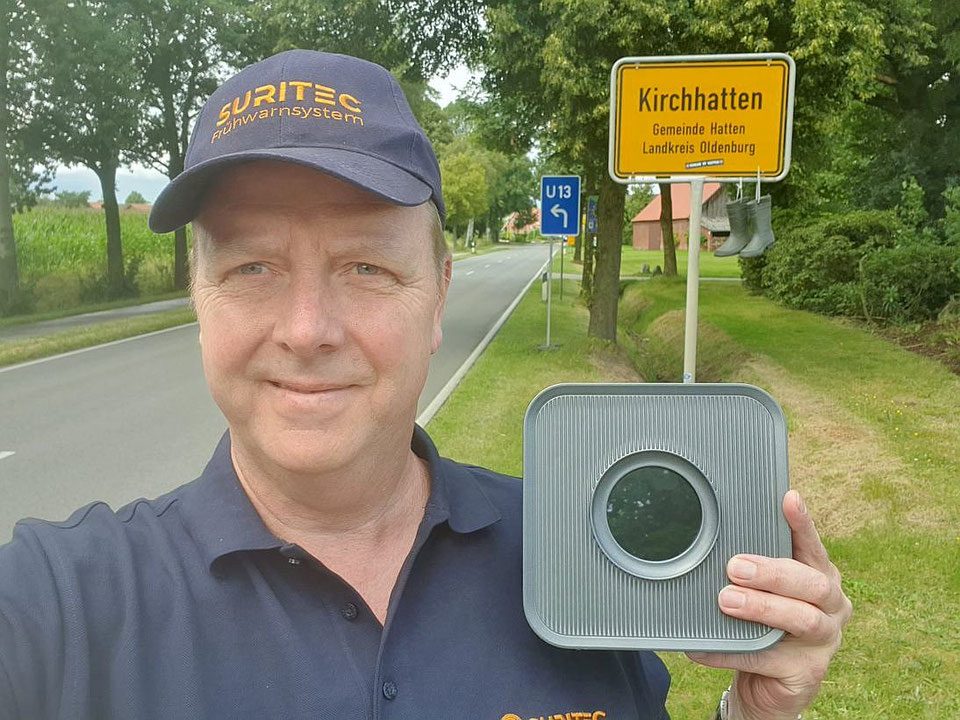 Michael Meyer mit dem Frühwarnsystem FRED am Ortsschild Kirchhatten